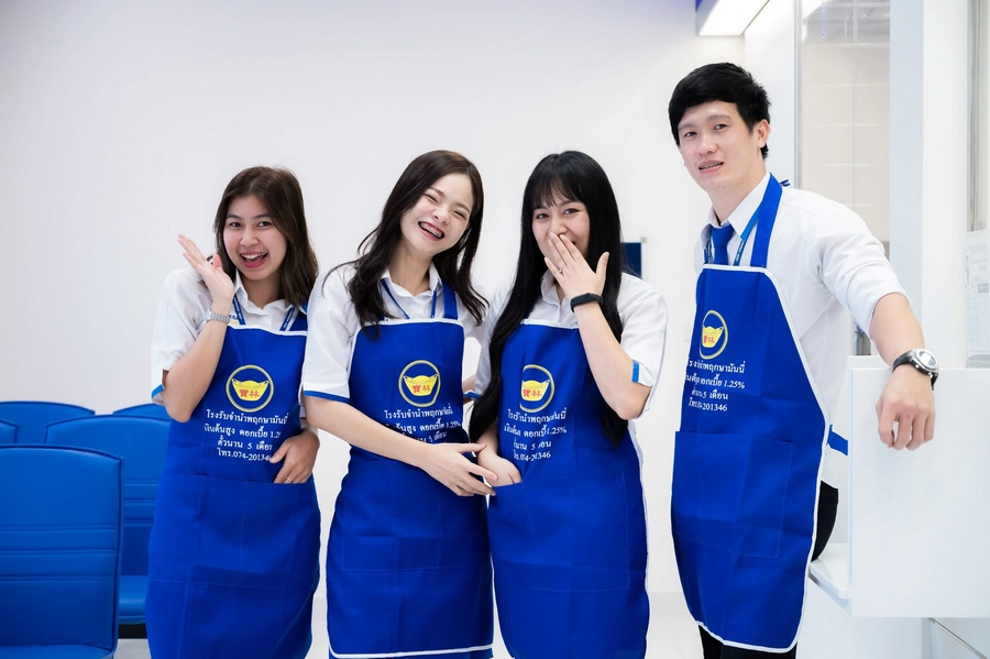 ผ้ากันเปื้อนสีน้ำเงิน แบบเต็มตัว พร้อมสกรีนลาย โดย Polobb