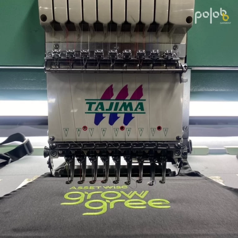 ตัวอย่างงานปักโลโก้บนผ้ากันเปื้อนผ้าคอมทวิว ที่มีความคมชัดสวยงาม บนผิวผ้าที่เรียบเนียน