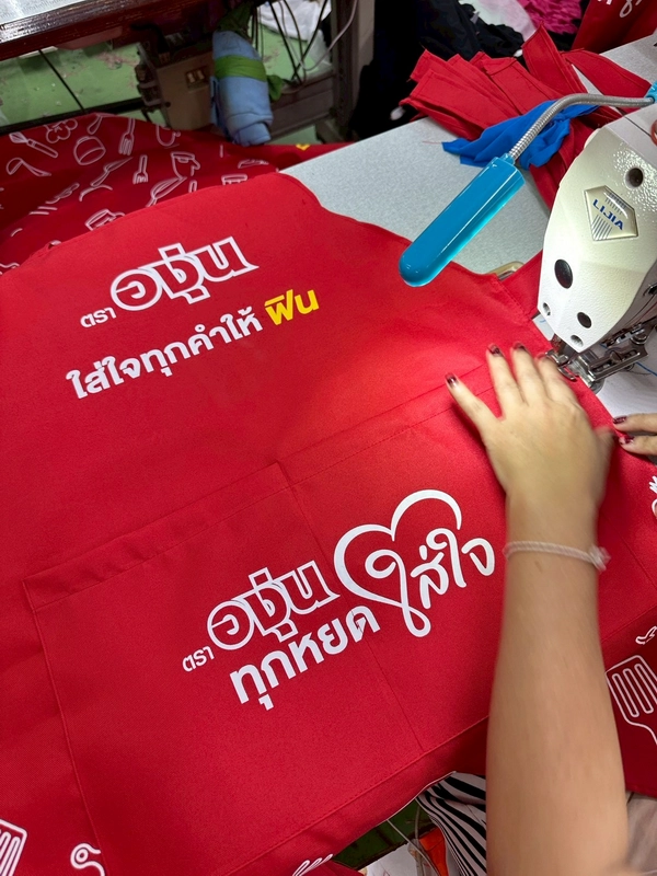 กระบวนการเย็บผ้ากันเปื้อน POLOBB