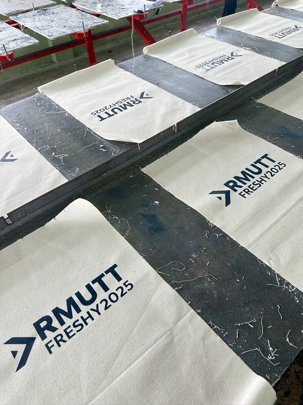 ตัวอย่างงานสกรีนถุงผ้า RMUTT Freshy 2025 ผลิตโดยโรงงาน POLOBB