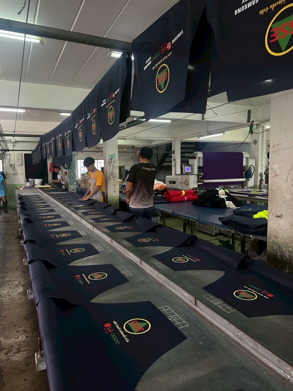 บรรยากาศการผลิตเสื้อและงานสกรีนในโรงงาน POLOBB